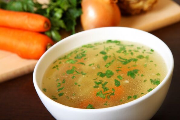 ซุปน้ำซุปเนื้อเป็นอาหารจานอร่อยในเมนูอาหารลดน้ำหนัก